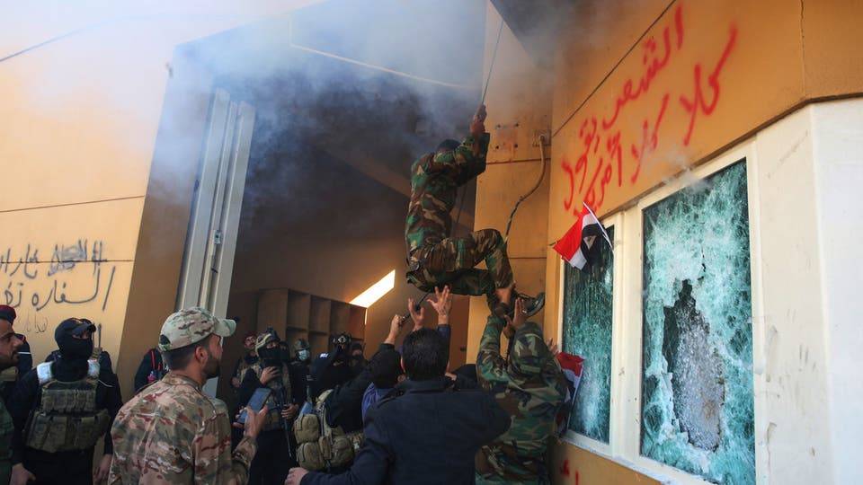 مهاجمة السفارة الأميركية في بغداد.. وصور تفضح 