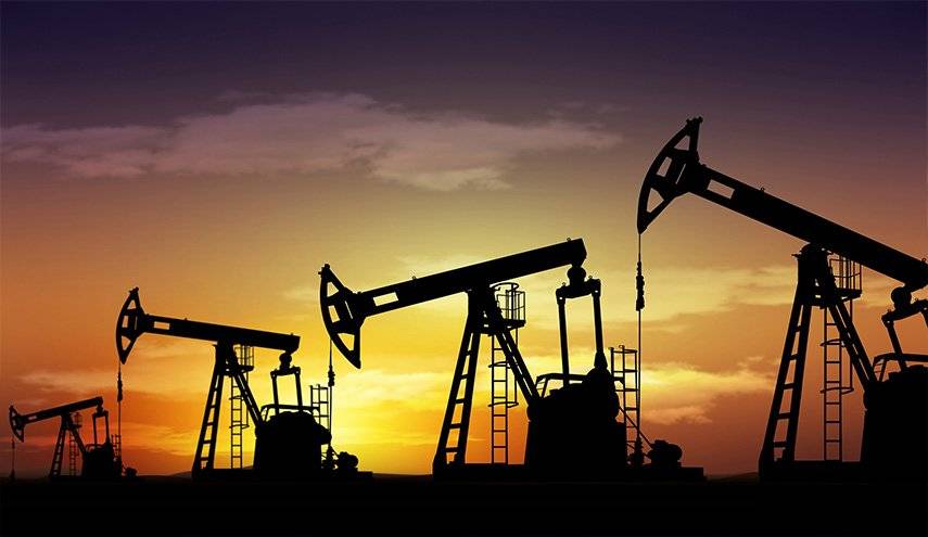النفط يستهل العام الجديد بارتفاع سعره