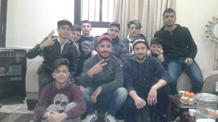 استدعاء شبان قاموا بتمزيق صور سياسيين