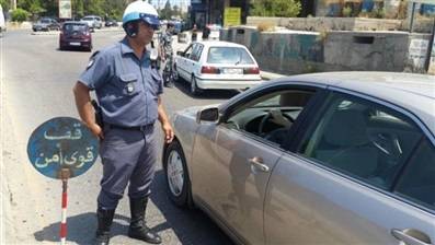بالفيديو ..سيدة تدهس شرطياً