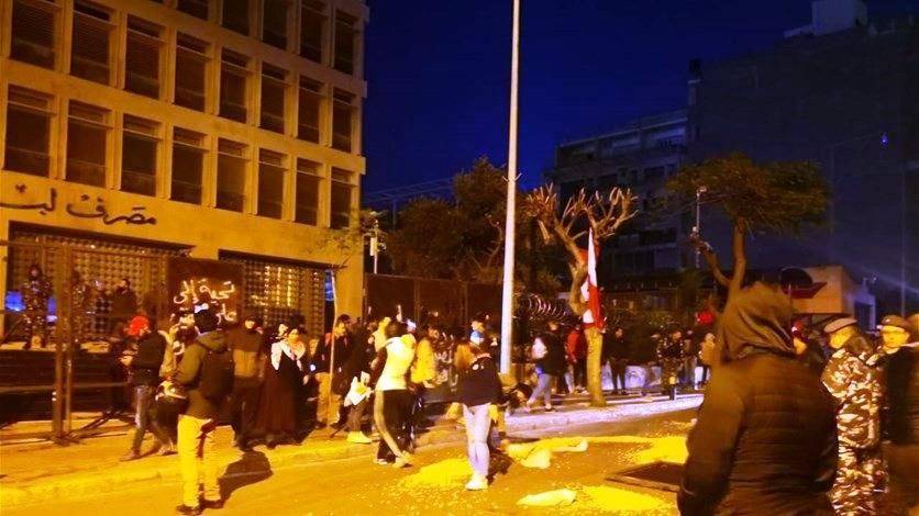 بالفيديو.. محتجون يقتحمون الباحة الرئيسية لمصرف لبنان