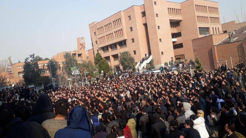 إيران.. احتجاجات وجرحى برصاص الأمن