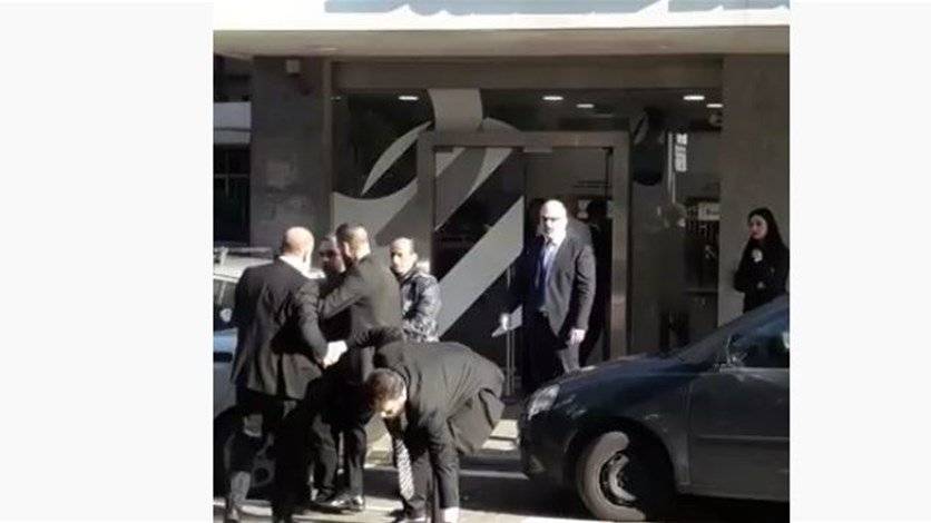 بالفيديو: إشكال وتضارب أمام أحد المصارف