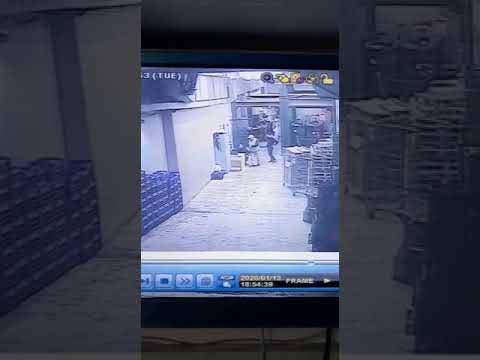 بالفيديو.. سيارة تجتاح مستودع سوبرماركت