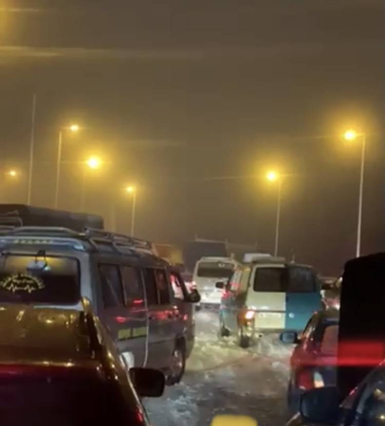 محافظ البقاع يتابع مسألة المواطنين العالقين على طريق ضهر البيدر