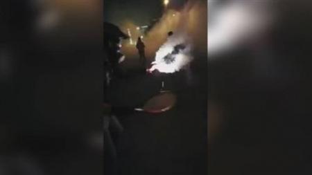 بالفيديو .. رمي المفرقعات النارية بكرة المضرب على القوى الأمنيّة