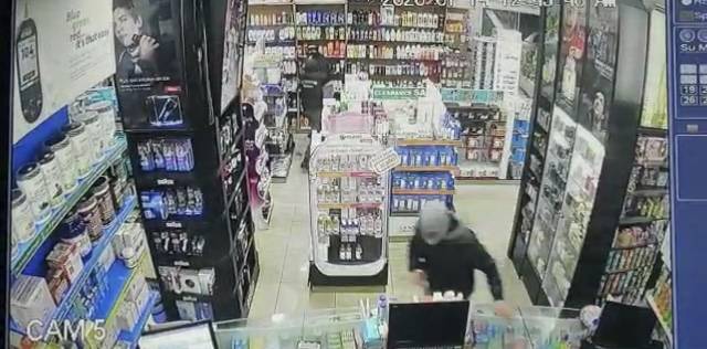 بالفيديو.. السطو على صيدلية في خلدة