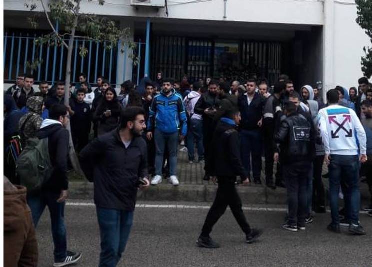 طلاب يُقفلون مدخل سنترال جونية