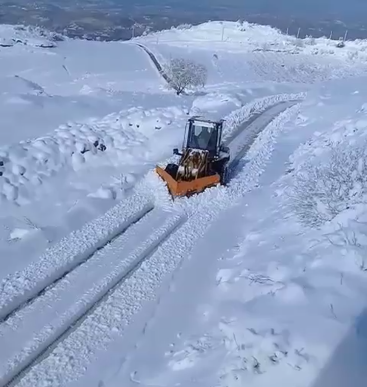 فتح الطرقات المقطوعة بالثلوج في عكار