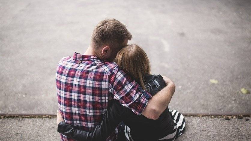 لا قبلات ولا أحضان في روسيا.. بسبب 