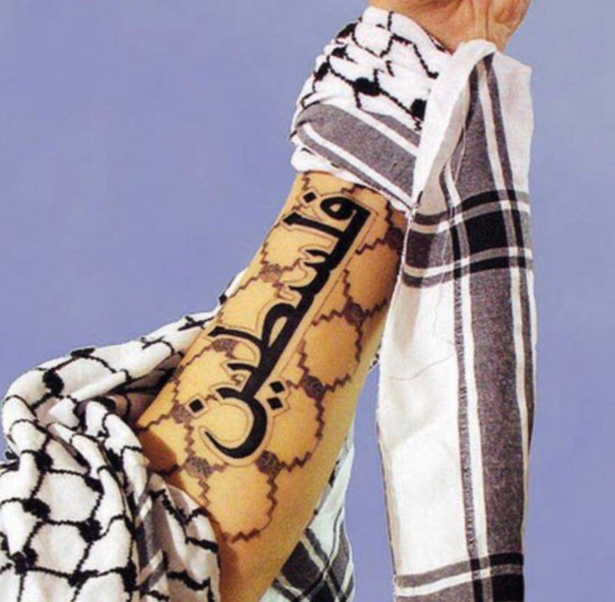 الكوفية من الدلالة على الرجولة والشهامة، إلى رمزية الكفاح والنضال الفلسطيني...(٢/١)